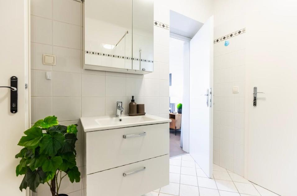 Experience Central Vienna From A Stylish And Modern Apartment Экстерьер фото